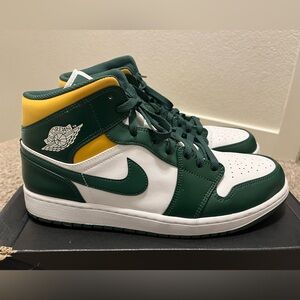 Air Jordan 1 Mid, Size 12.